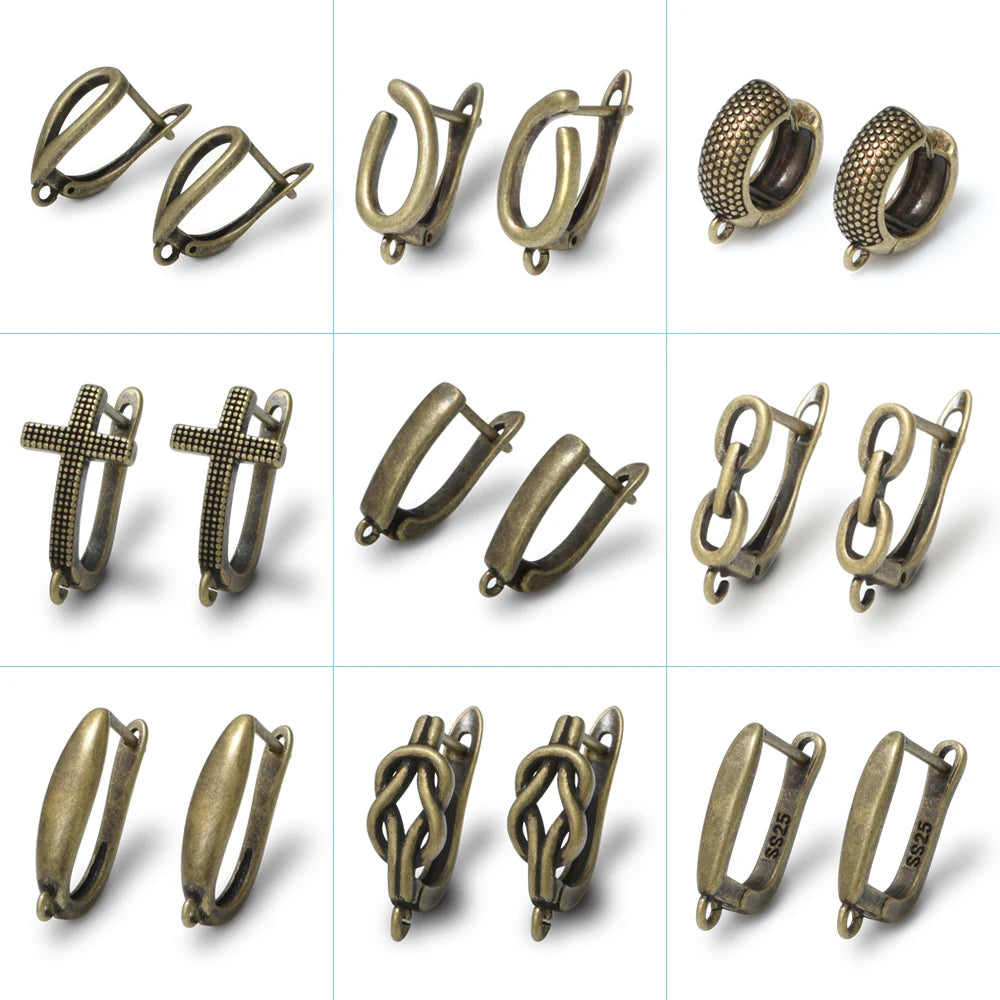 une Paire de boucles d'oreilles en laiton plaqué or 18 carats avec zirconiums cubiques