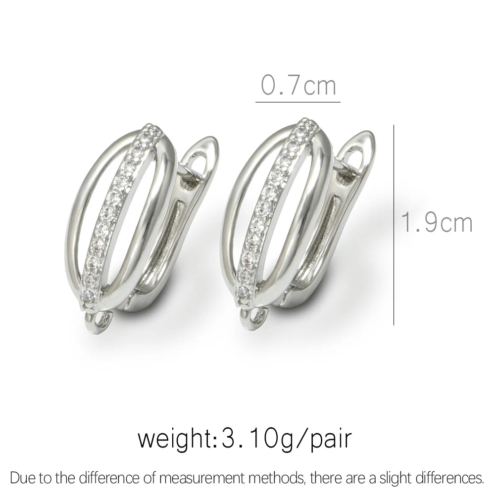 une Paire de boucles d'oreilles en laiton plaqué or 18 carats avec zirconiums cubiques