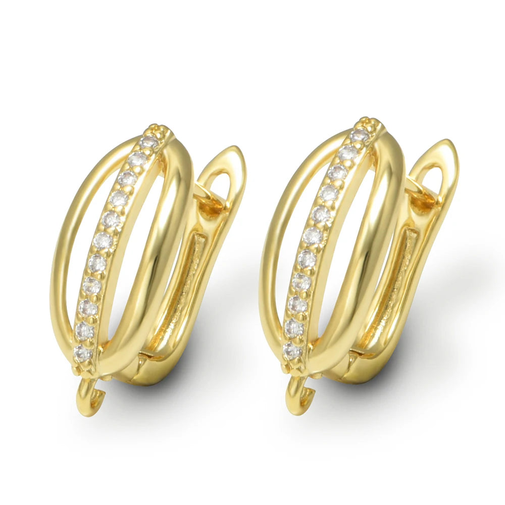 une Paire de boucles d'oreilles en laiton plaqué or 18 carats avec zirconiums cubiques