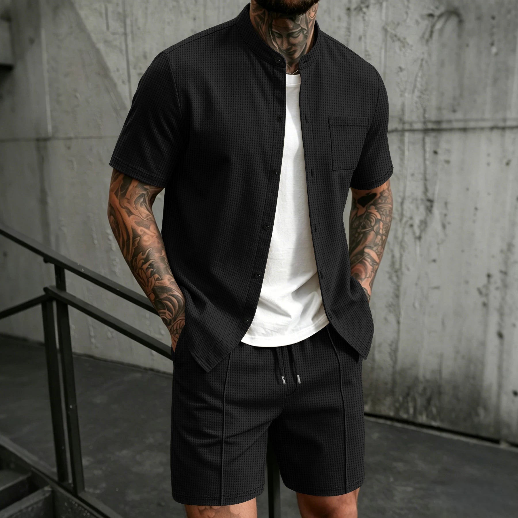 Ensemble deux pièces pour homme, chemise à manches courtes et col montant avec poche poitrine et short à cordon de serrage, style décontracté