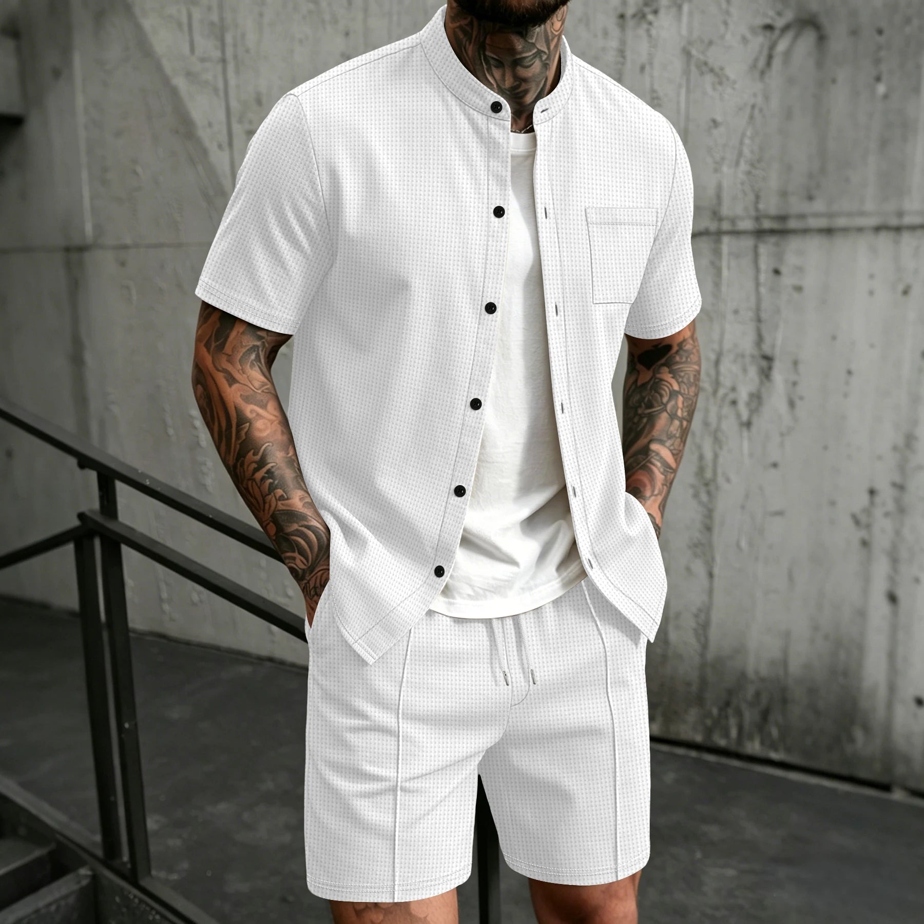Ensemble deux pièces pour homme, chemise à manches courtes et col montant avec poche poitrine et short à cordon de serrage, style décontracté