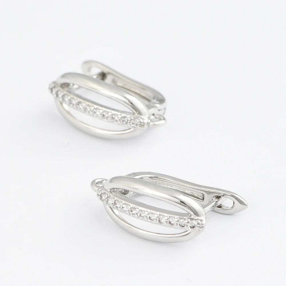 une Paire de boucles d'oreilles en laiton plaqué or 18 carats avec zirconiums cubiques