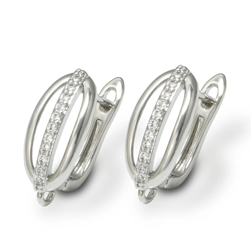 une Paire de boucles d'oreilles en laiton plaqué or 18 carats avec zirconiums cubiques