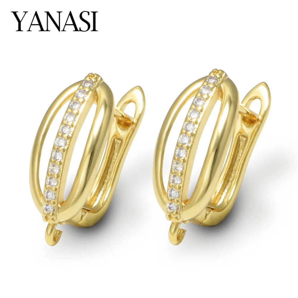 une Paire de boucles d'oreilles en laiton plaqué or 18 carats avec zirconiums cubiques