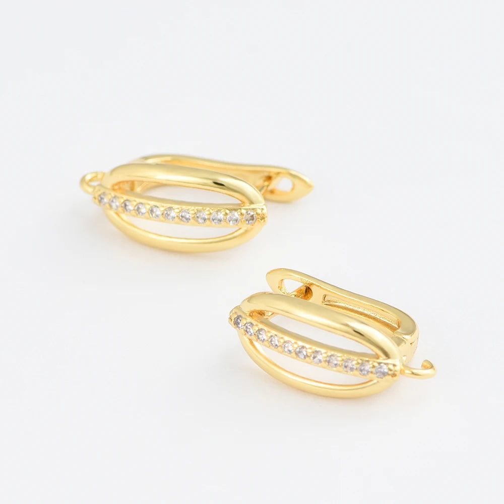 une Paire de boucles d'oreilles en laiton plaqué or 18 carats avec zirconiums cubiques