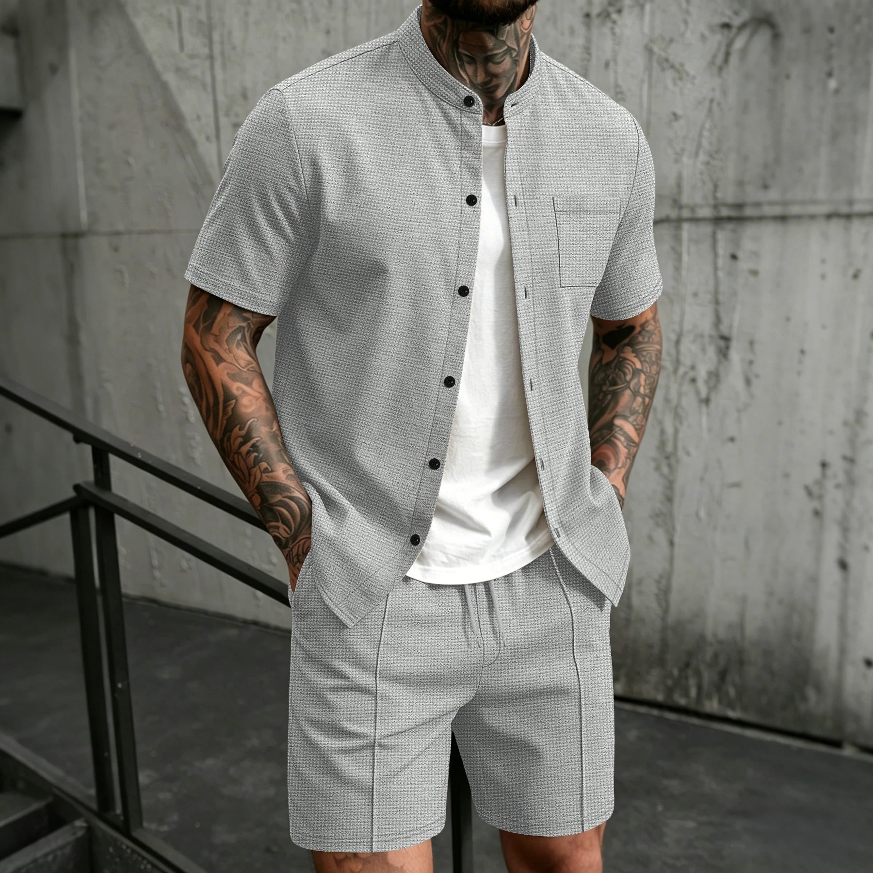 Ensemble deux pièces pour homme, chemise à manches courtes et col montant avec poche poitrine et short à cordon de serrage, style décontracté